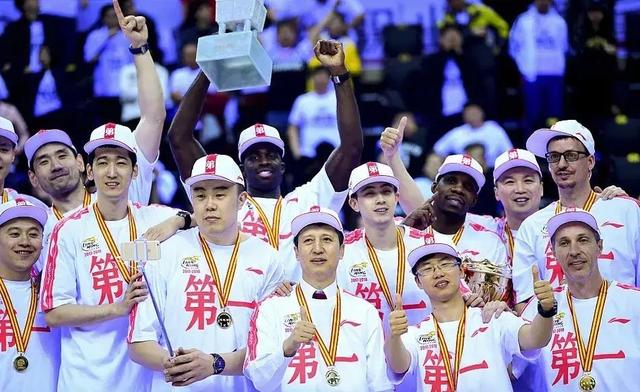 爱游戏ayx官网平台-凯尔特人回归首秀大放异彩,羽毛球队主场球迷高呼名字