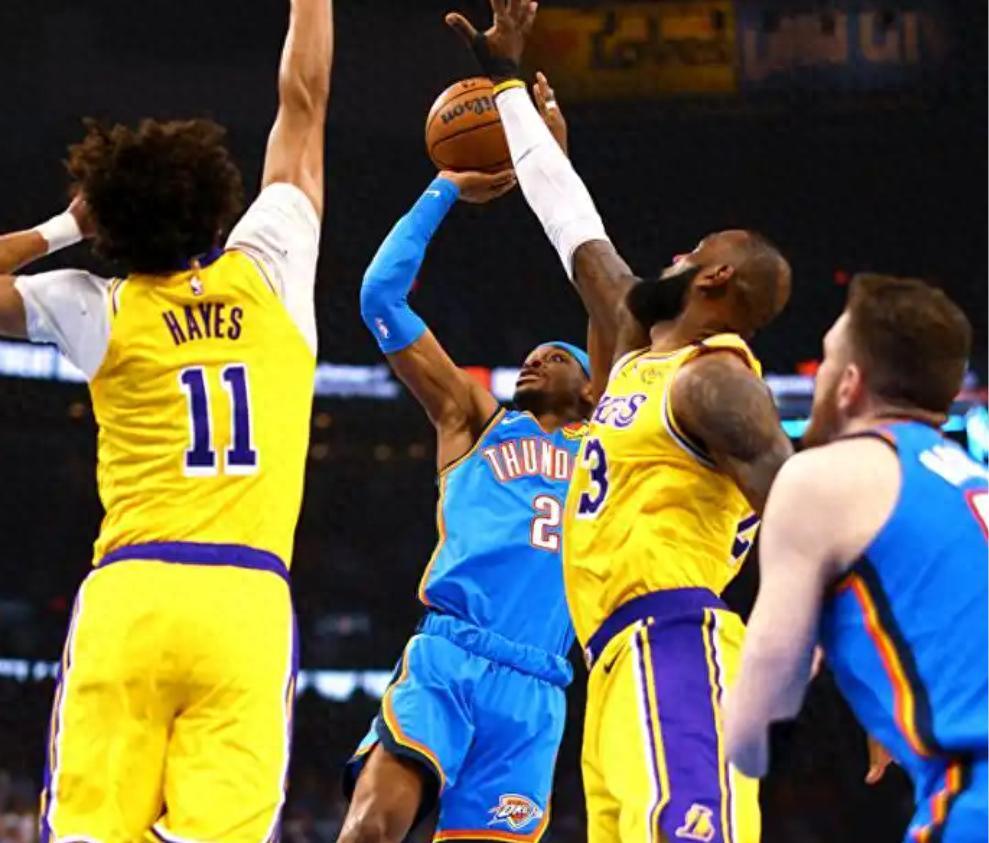 爱游戏平台首页-湖人对阵羽毛球队展开拉锯大战,最终险胜对手